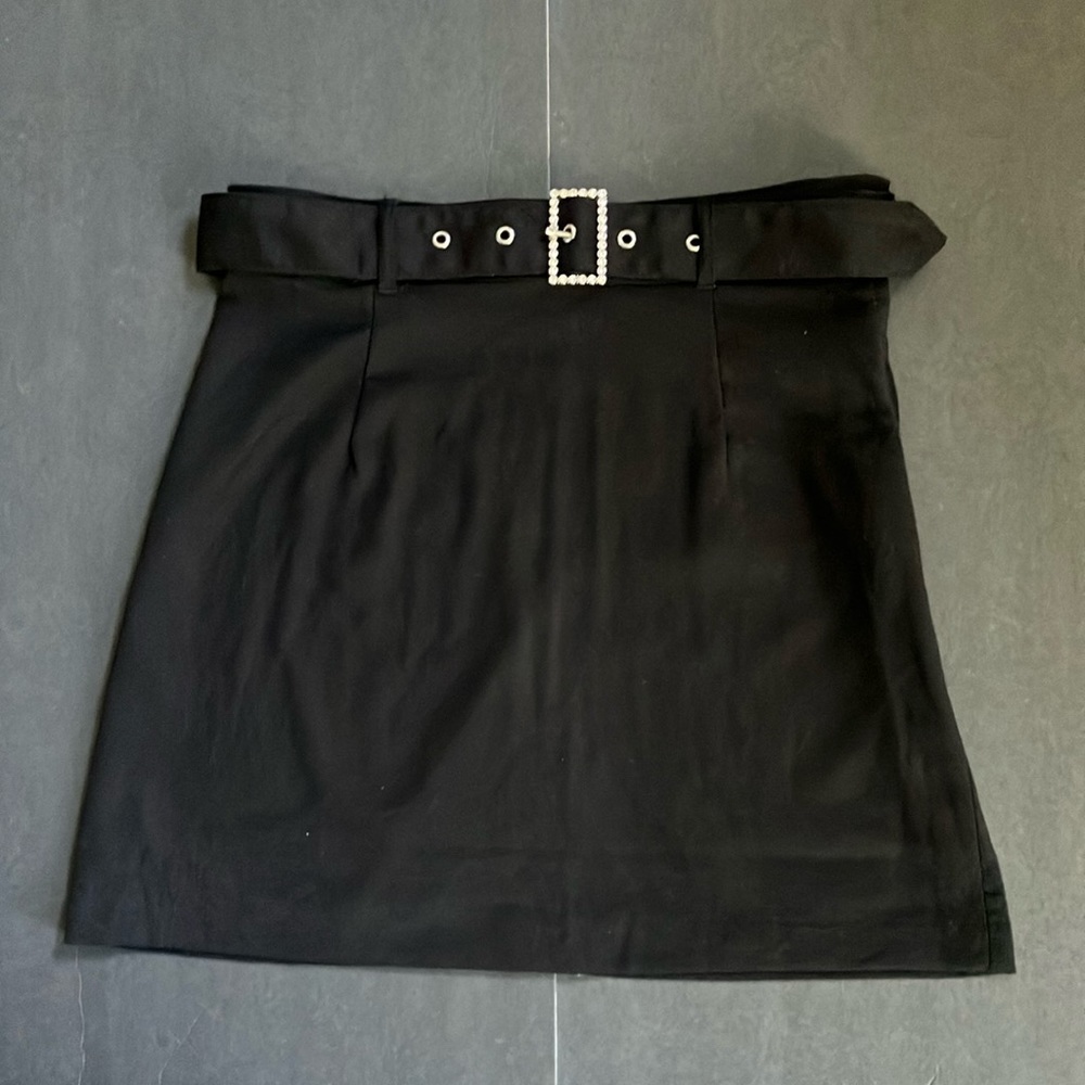 Black skirt with belt